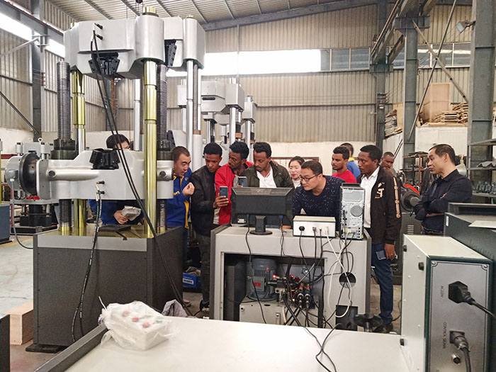 濟南辰達(dá)國外客戶到廠驗收試驗機設(shè)備